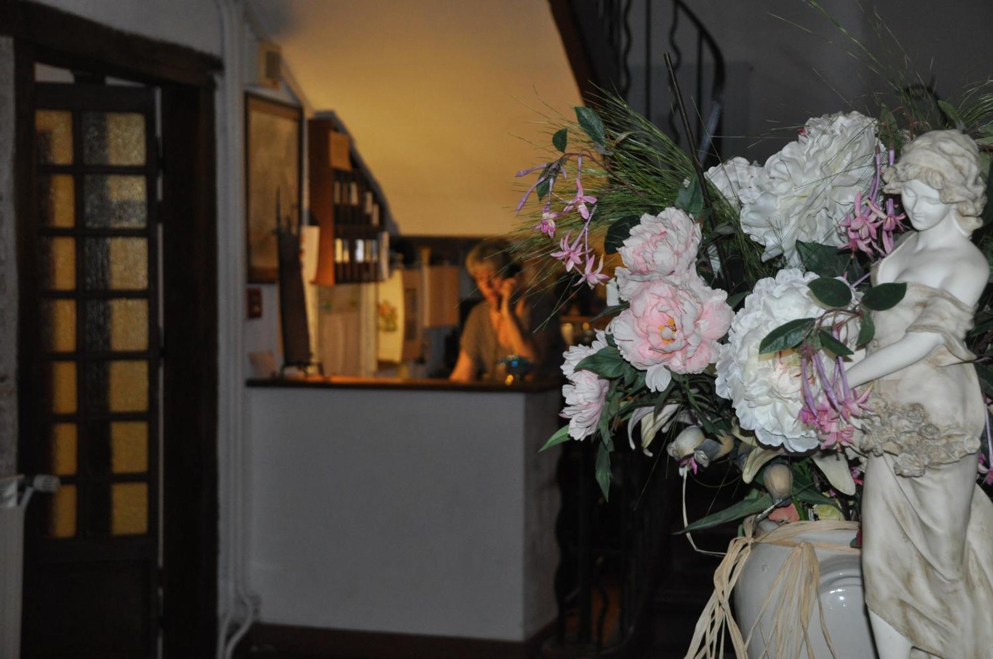 Logis Hostellerie Du Grand Duc Hotel Restaurant Gincla エクステリア 写真