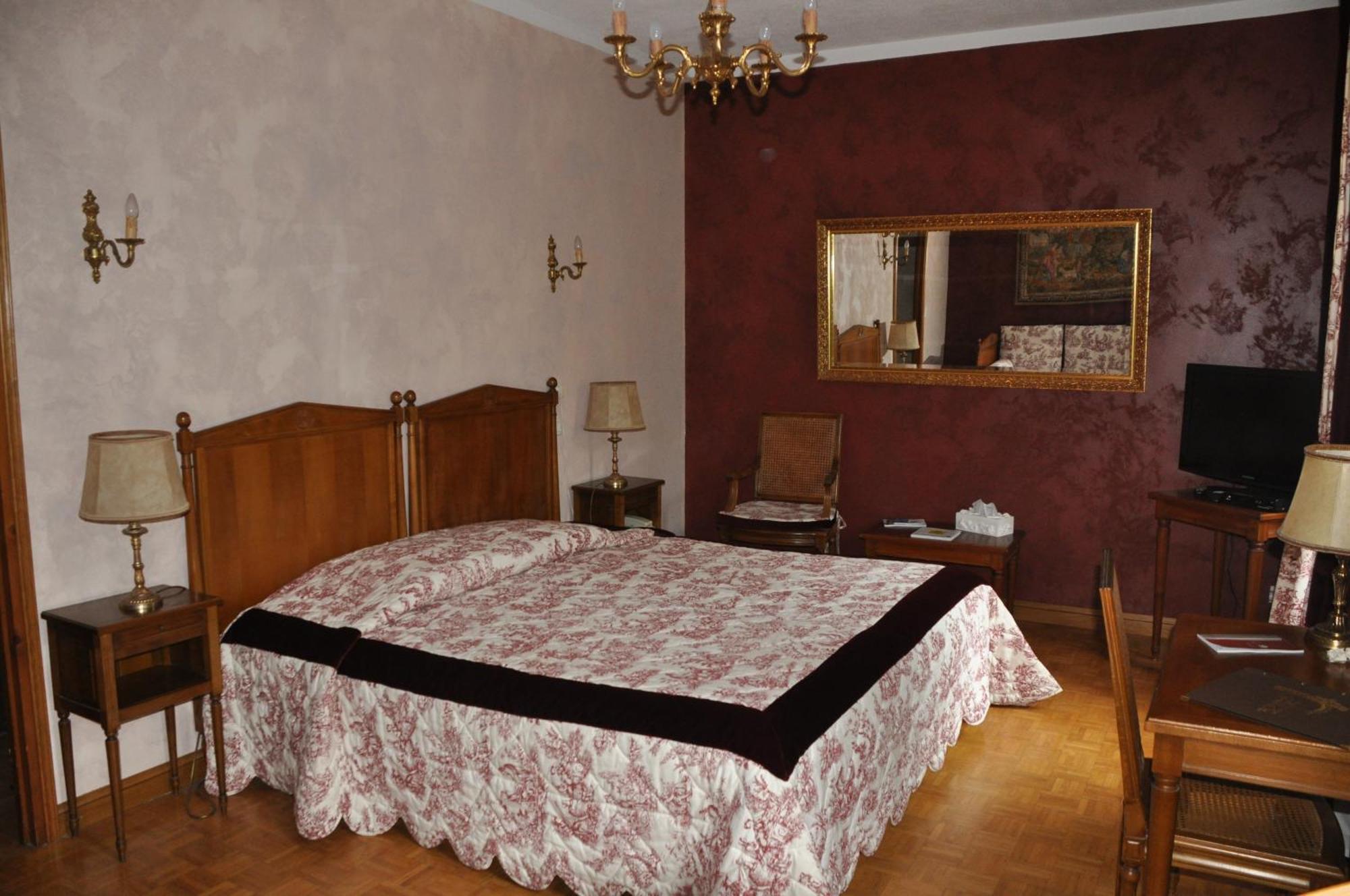 Logis Hostellerie Du Grand Duc Hotel Restaurant Gincla エクステリア 写真