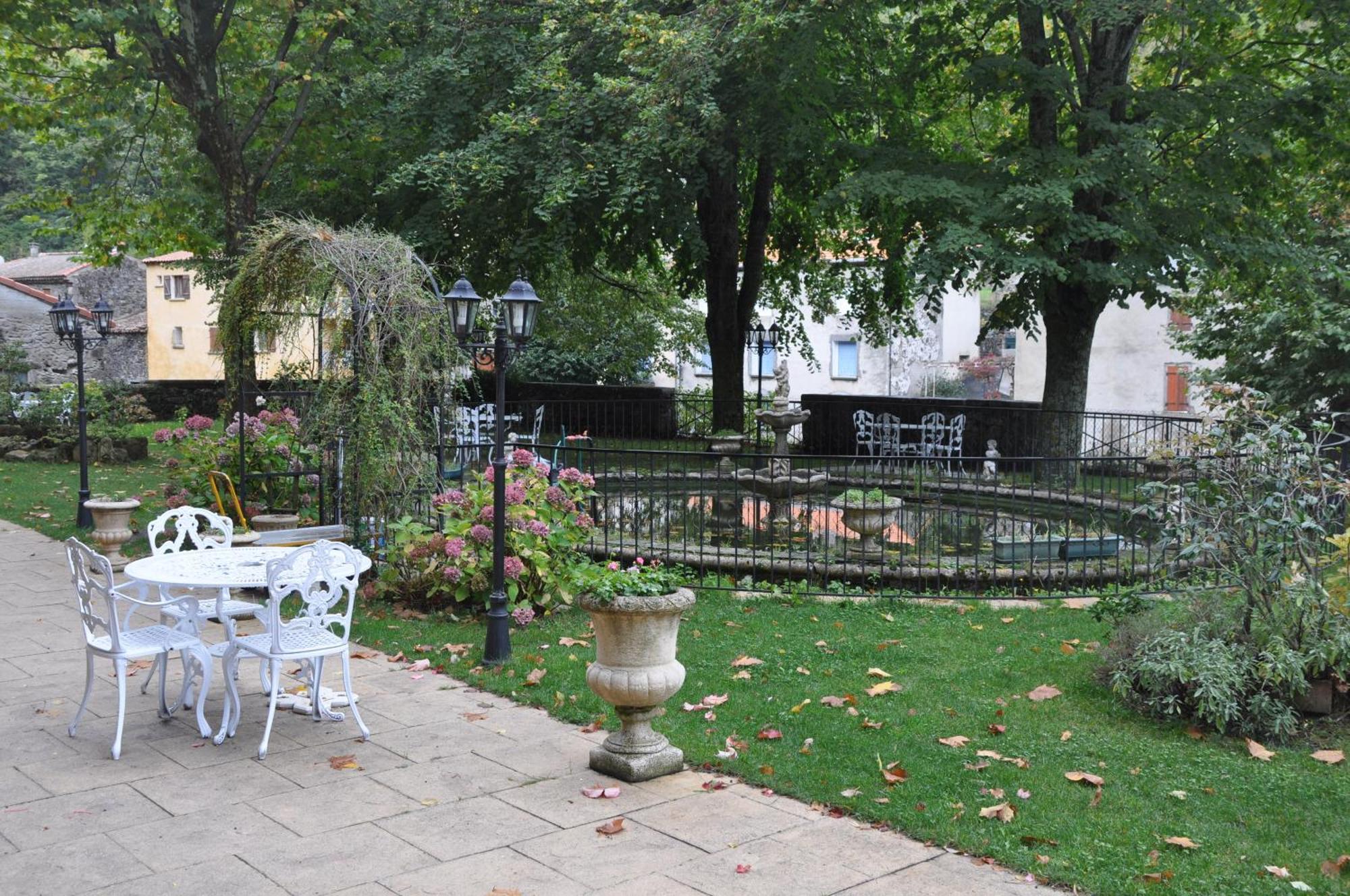 Logis Hostellerie Du Grand Duc Hotel Restaurant Gincla エクステリア 写真